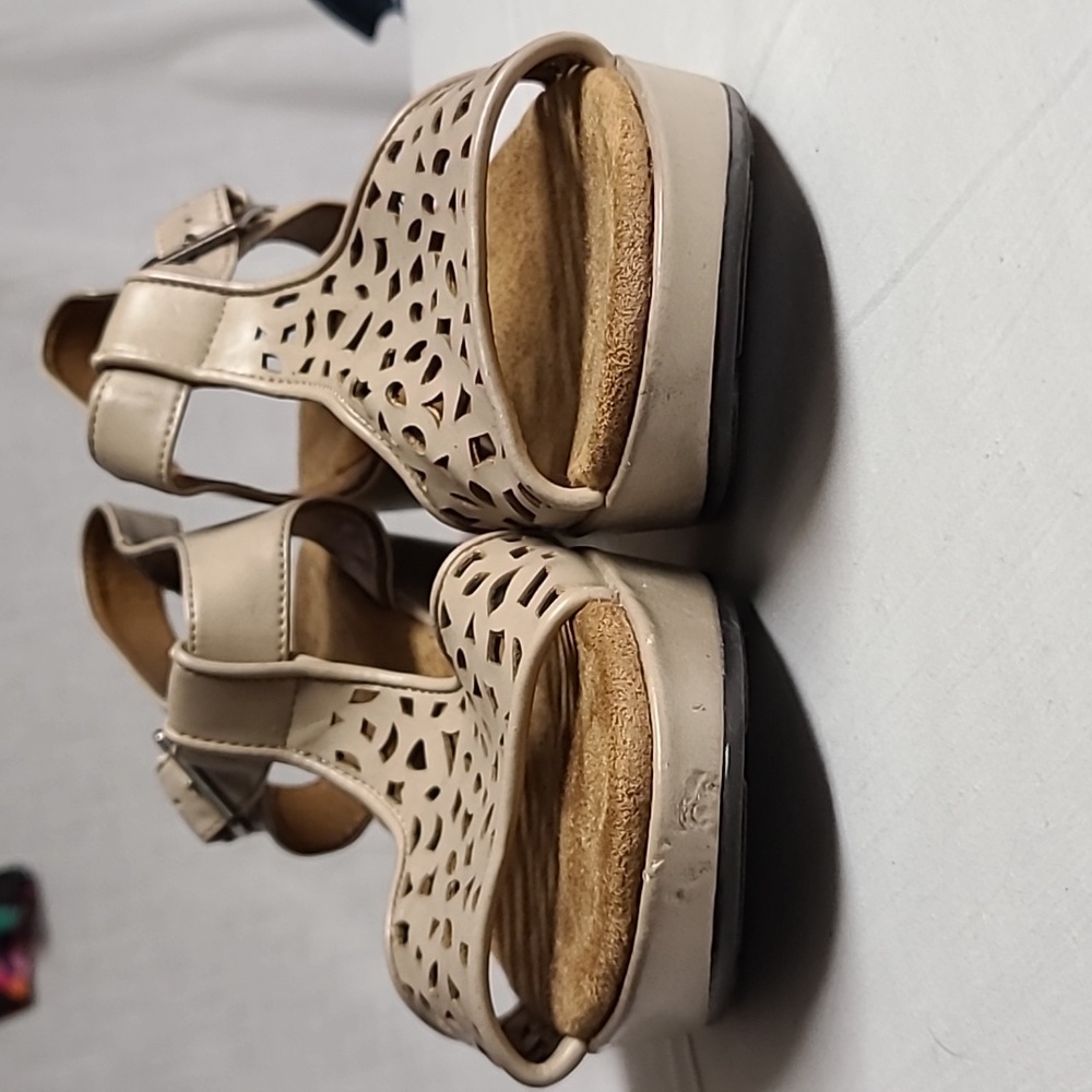 Eyeletted Boho T-strap Buckle Wedge Sandals Beige Natural Soul Naturalizer 9M - Picture 4 of 15